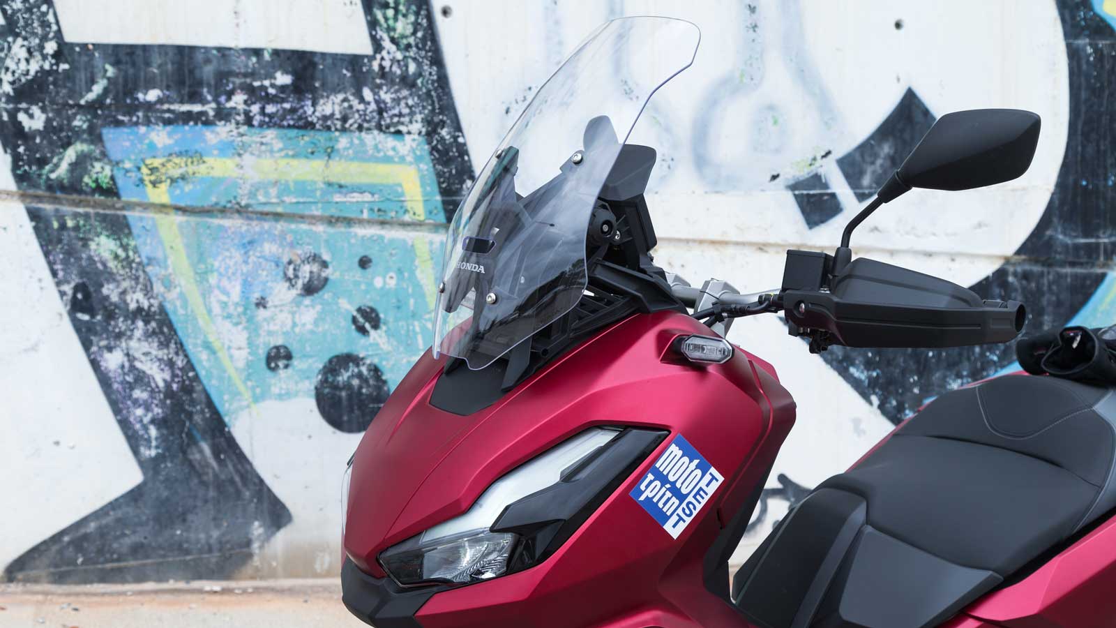 Η ζελατίνα ρυθμίζεται με τη χρήση χεριών σε διαφορετικές 4 θέσεις και σε εύρος 133 χιλιοστών. Η κάλυψη από τον αέρα είναι μέτρια στην περίπτωση υψηλόσ
